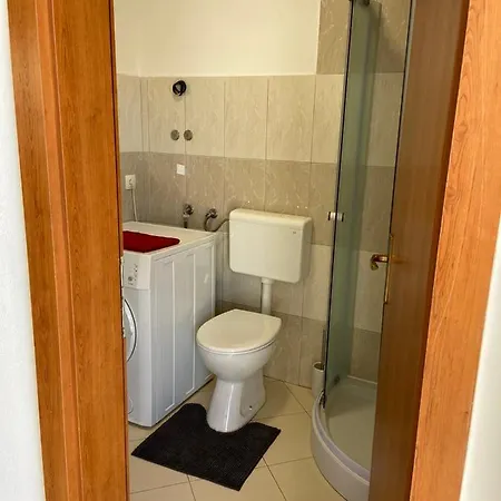 Hana U Blizini Ronilackog Kluba I Kostrenskih Plaza Apartman *