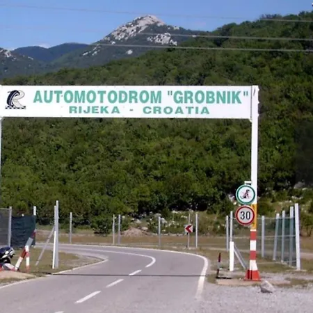 Hana U Blizini Ronilackog Kluba I Kostrenskih Plaza Apartman *