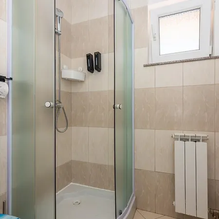 Apartman Hana U Blizini Ronilackog Kluba I Kostrenskih Plaza *