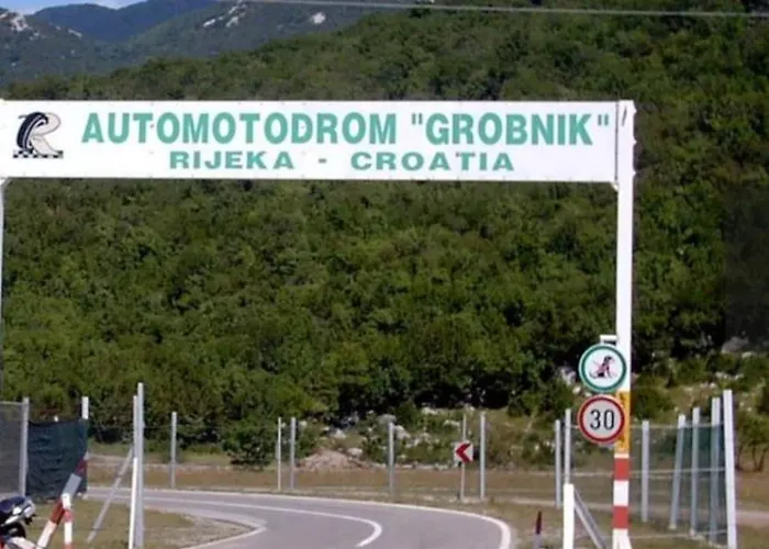 Hana U Blizini Ronilackog Kluba I Kostrenskih Plaza Apartamento *